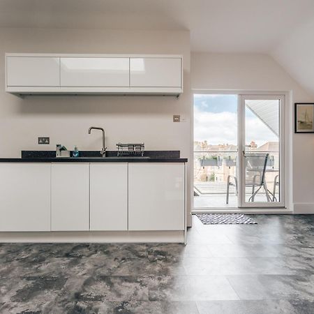 Private Two Bedroom Residence In Southbourne - Private Parking - Off The High Street - Minutes Away From The Beach Борнмът Екстериор снимка