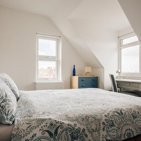 Private Two Bedroom Residence In Southbourne - Private Parking - Off The High Street - Minutes Away From The Beach Борнмът Екстериор снимка