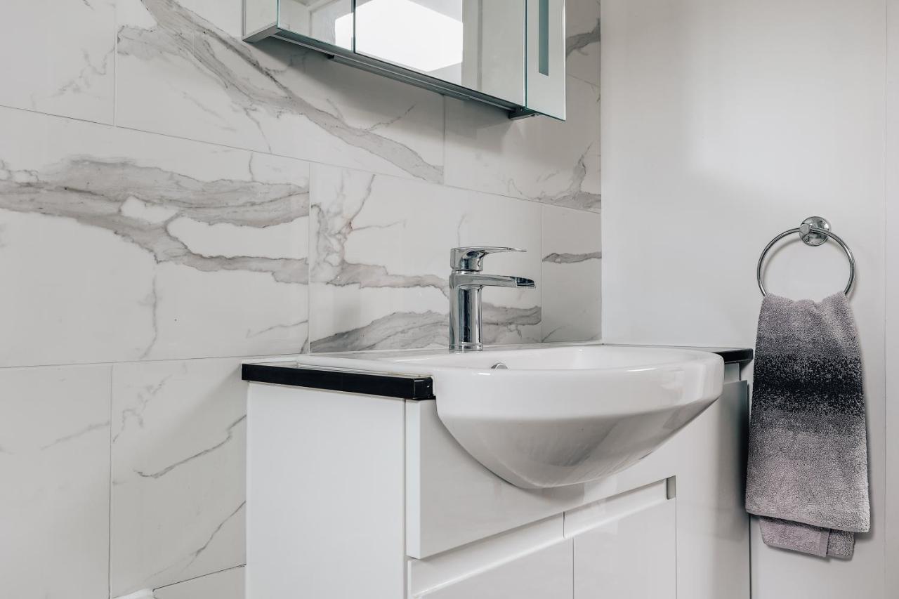 Private Two Bedroom Residence In Southbourne - Private Parking - Off The High Street - Minutes Away From The Beach Борнмът Екстериор снимка