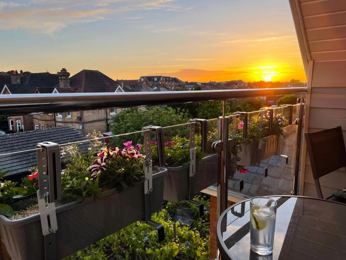 Private Two Bedroom Residence In Southbourne - Private Parking - Off The High Street - Minutes Away From The Beach Борнмът Екстериор снимка