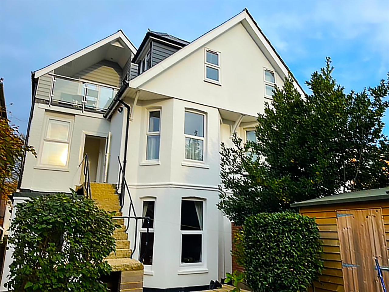 Private Two Bedroom Residence In Southbourne - Private Parking - Off The High Street - Minutes Away From The Beach Борнмът Екстериор снимка