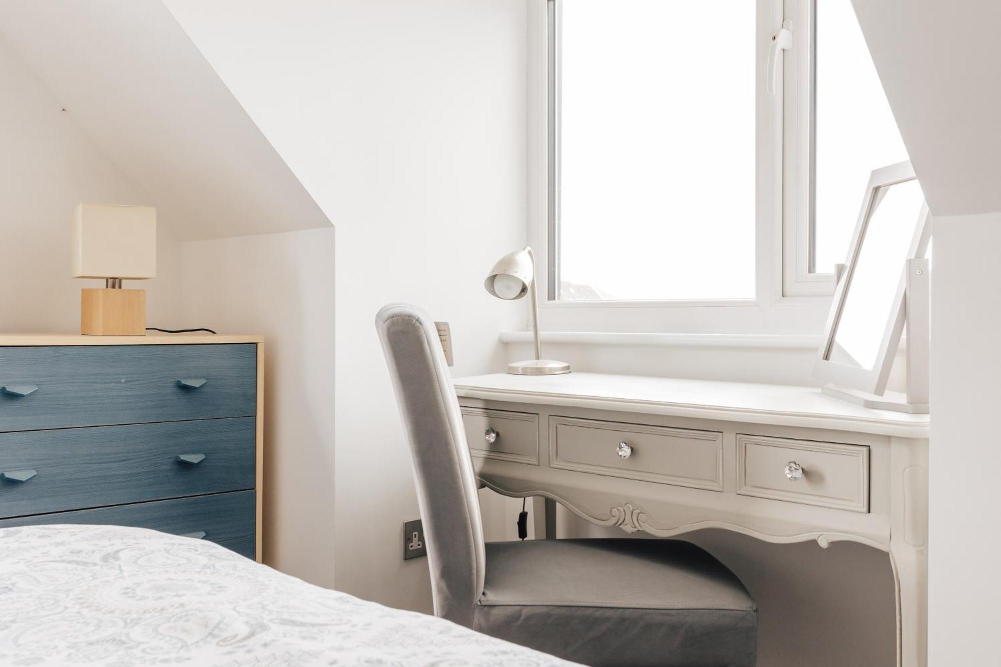 Private Two Bedroom Residence In Southbourne - Private Parking - Off The High Street - Minutes Away From The Beach Борнмът Екстериор снимка