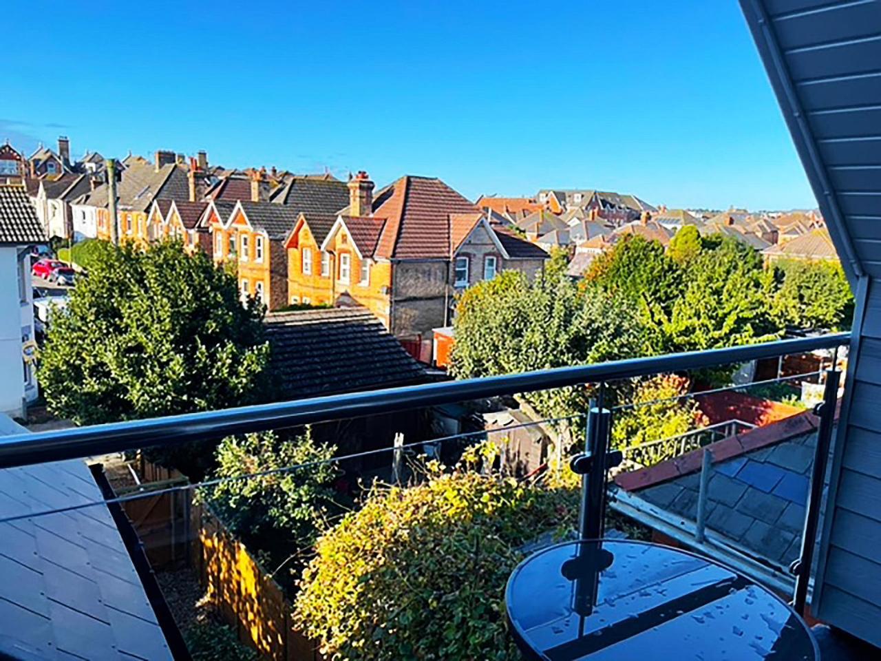 Private Two Bedroom Residence In Southbourne - Private Parking - Off The High Street - Minutes Away From The Beach Борнмът Екстериор снимка