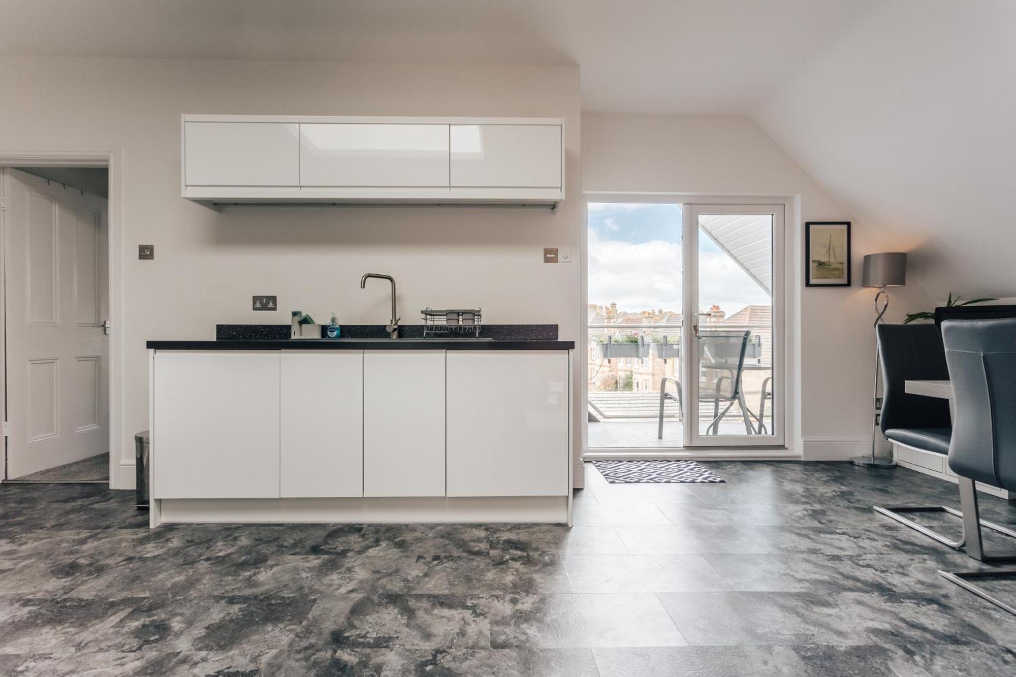 Private Two Bedroom Residence In Southbourne - Private Parking - Off The High Street - Minutes Away From The Beach Борнмът Екстериор снимка