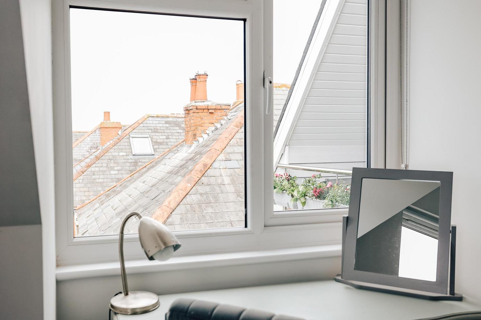 Private Two Bedroom Residence In Southbourne - Private Parking - Off The High Street - Minutes Away From The Beach Борнмът Екстериор снимка