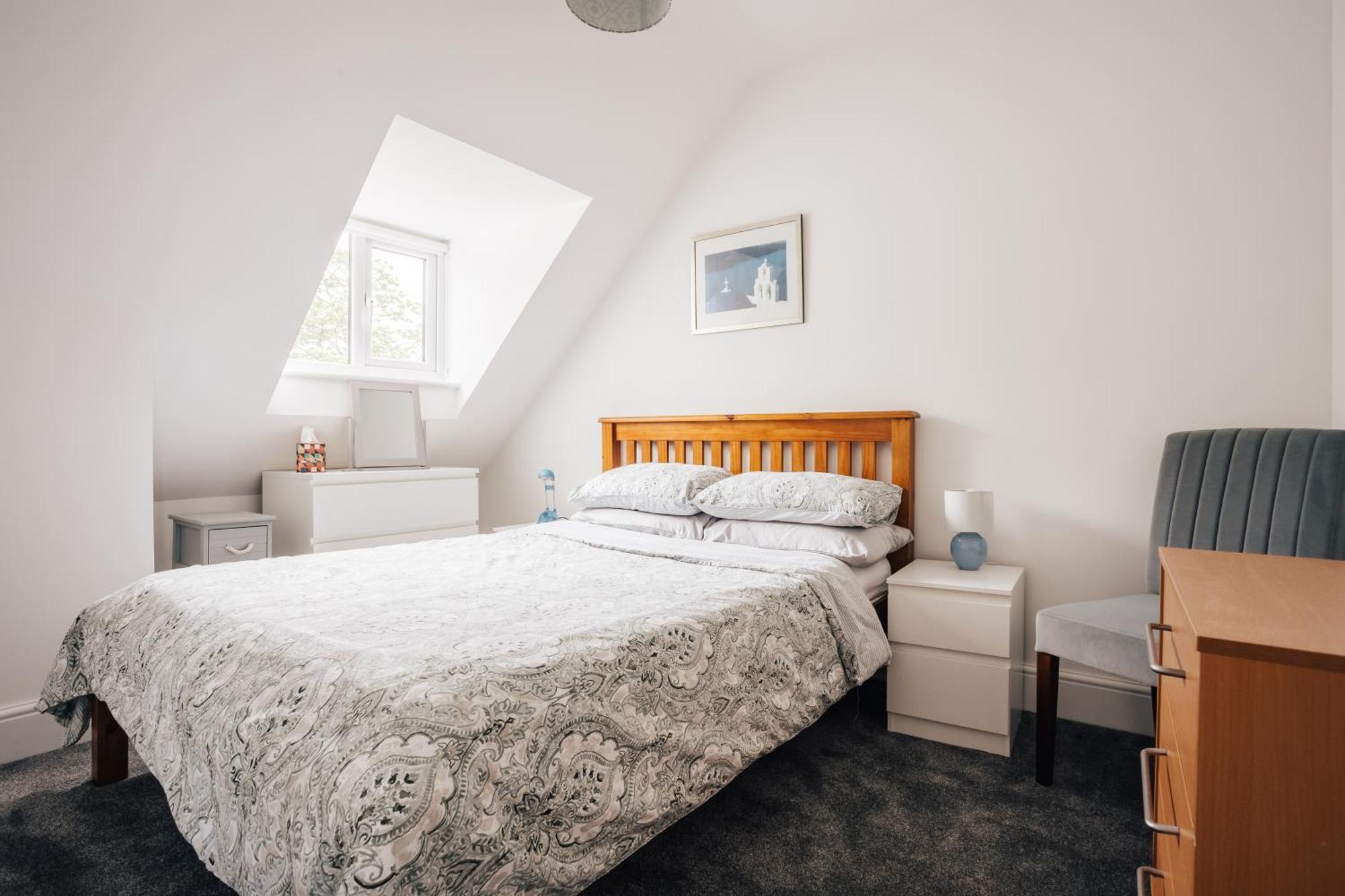 Private Two Bedroom Residence In Southbourne - Private Parking - Off The High Street - Minutes Away From The Beach Борнмът Екстериор снимка