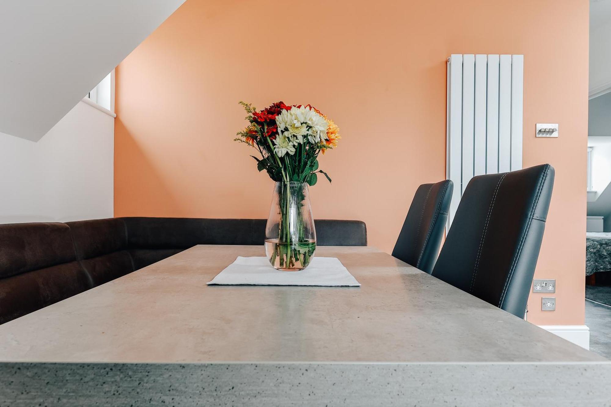 Private Two Bedroom Residence In Southbourne - Private Parking - Off The High Street - Minutes Away From The Beach Борнмът Екстериор снимка