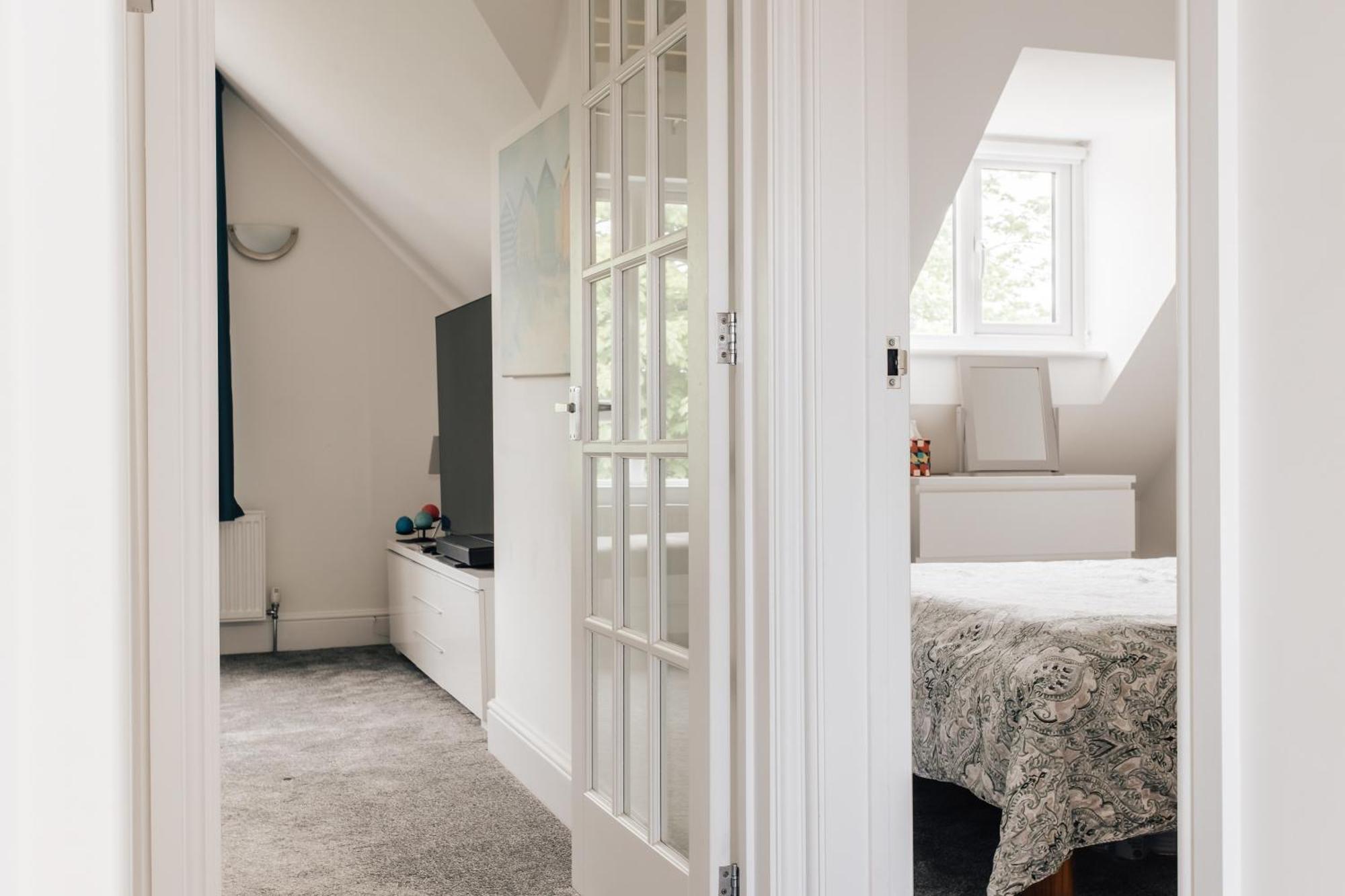 Private Two Bedroom Residence In Southbourne - Private Parking - Off The High Street - Minutes Away From The Beach Борнмът Екстериор снимка