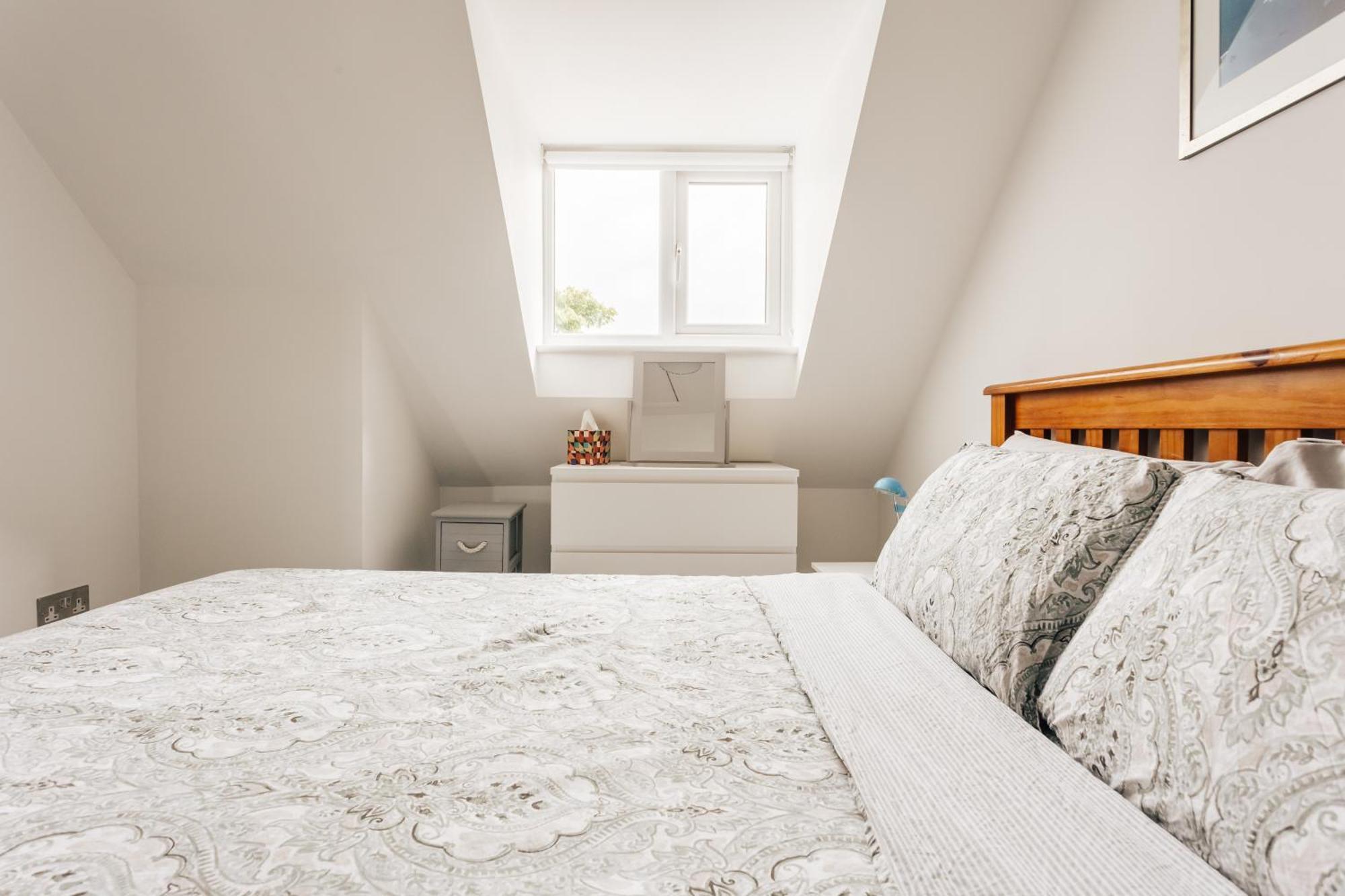 Private Two Bedroom Residence In Southbourne - Private Parking - Off The High Street - Minutes Away From The Beach Борнмът Екстериор снимка