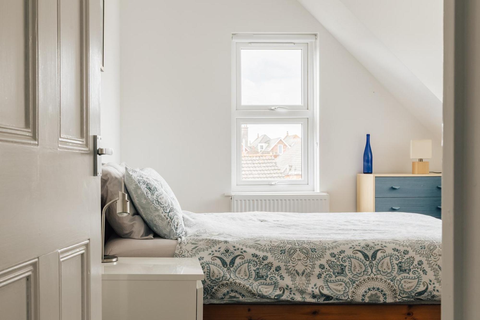 Private Two Bedroom Residence In Southbourne - Private Parking - Off The High Street - Minutes Away From The Beach Борнмът Екстериор снимка
