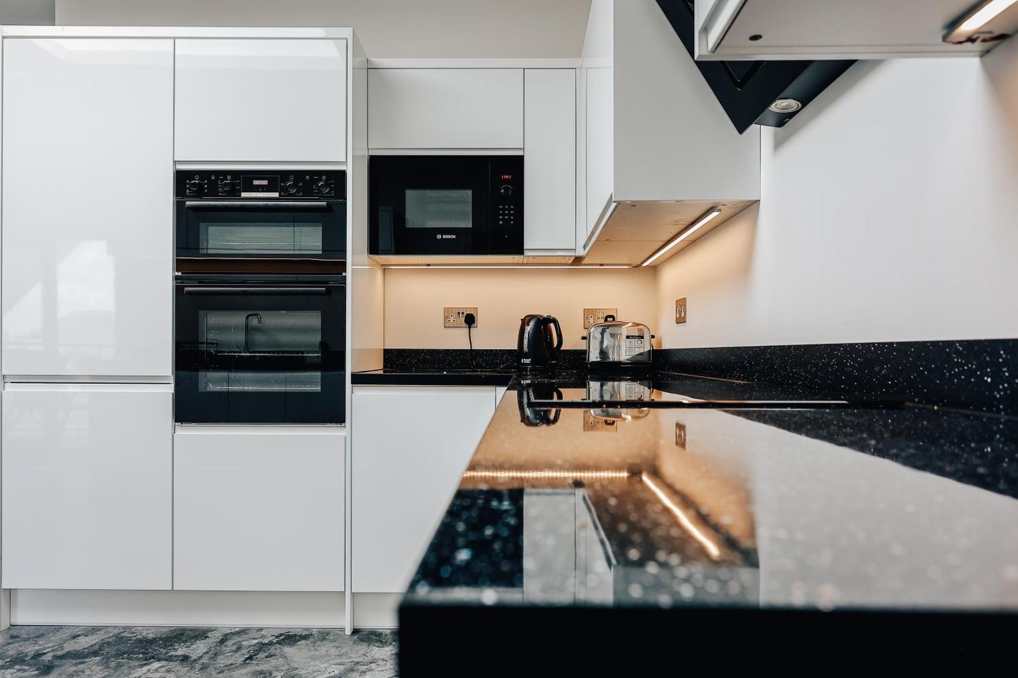 Private Two Bedroom Residence In Southbourne - Private Parking - Off The High Street - Minutes Away From The Beach Борнмът Екстериор снимка