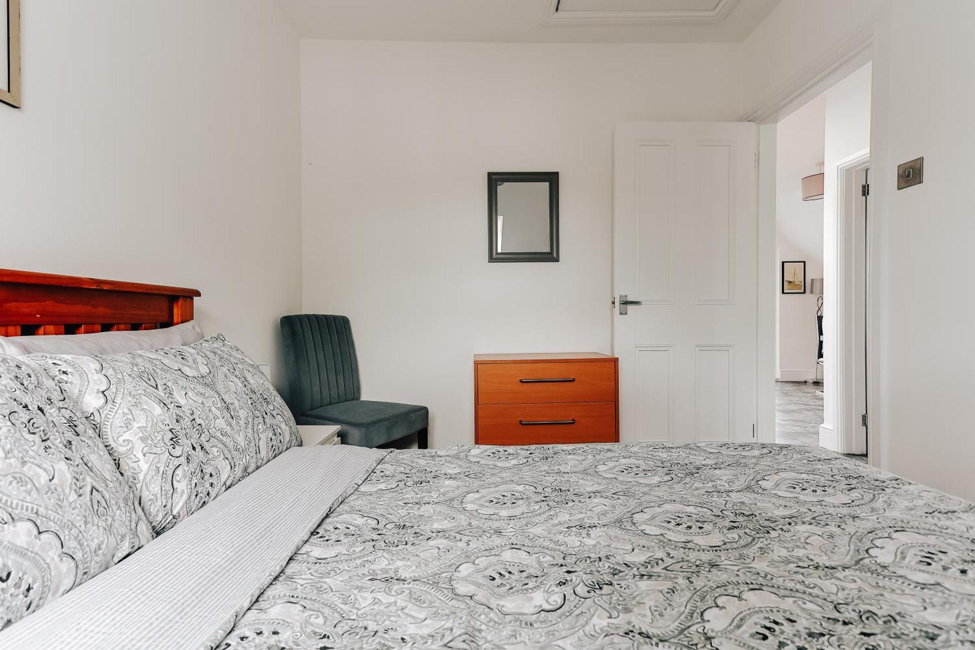 Private Two Bedroom Residence In Southbourne - Private Parking - Off The High Street - Minutes Away From The Beach Борнмът Екстериор снимка